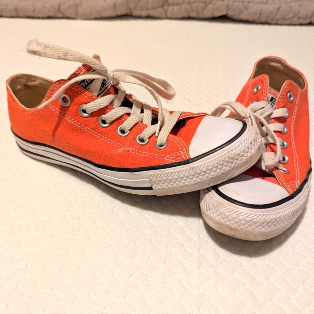 Converse Chuck Taylor low tops in orange